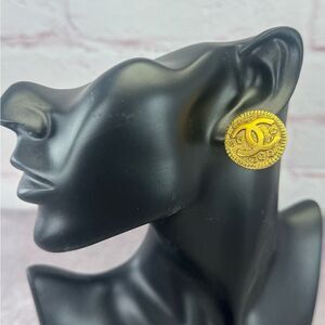CHANEL Round CC Logo Earrings Clip-on Gold Plated Metal Vintage 97P Authentic
